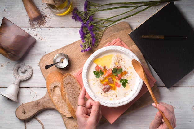 Bliska fotografia talerza z kremową zupą i ziołami