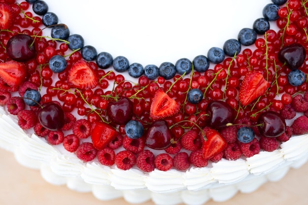 Ciasto udekorowane owocami