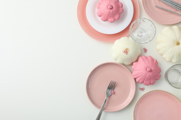 Zestaw dań na stole w pastelowym stylu