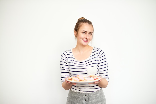 Uśmiechnięta osoba z talerzem jedzenia
